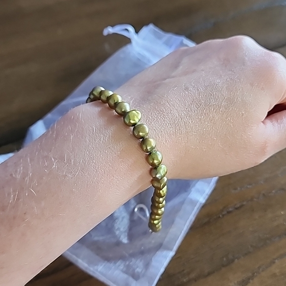 Olive green freshwater pearl toggle bracelet - Picture 3 of 4